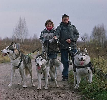 Ala i Piotrek z psami - w drodze powrotnej.Od lewej: Brutus, Snookie, Szaman.